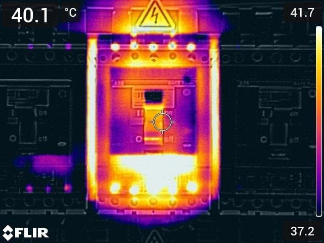 ตัวอย่างกล้องถ่ายภาพความร้อนจาก FLIR C3x สำหรับตรวจสอบอาคารและระบบไฟฟ้าทั่วไป