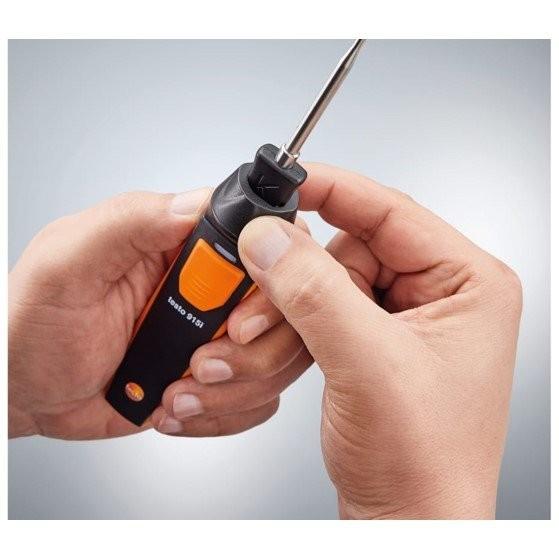 Testo 915i-A โพรบวัดอุณหภูมิ Thermometer with air probe and smartphone operation image