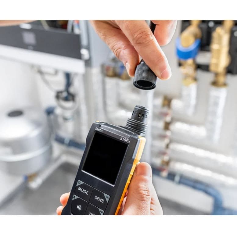 Testo-515EX-R เครื่องตรวจจับก๊าซรั่วและก๊าซไวไฟ  เครื่องตรวจจับการรั่วไหลแบบผสม สำหรับตรวจหารอยรั่วของสารทำความเย็นและก๊าซไวไฟ พร้อมใบรับรองมาตรฐาน ATEX  ตัวเครื่องสามารถตรวจจับการรั่วไหลได้ละเอียดถึง 1 กรัมต่อปี (1 g/a) ให้ความไวในการตรวจจับสูง พร้อมรักษาเสถียรภาพของเซนเซอร์ได้ในระยะยาว ช่วยให้มั่นใจในผลการตรวจวัดแม้ใช้งานต่อเนื่อง 