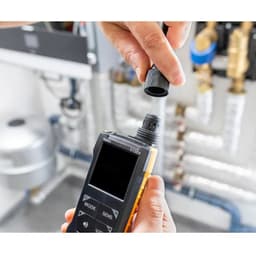 Testo-515EX-R เครื่องตรวจจับก๊าซรั่วและก๊าซไวไฟ  เครื่องตรวจจับการรั่วไหลแบบผสม สำหรับตรวจหารอยรั่วของสารทำความเย็นและก๊าซไวไฟ พร้อมใบรับรองมาตรฐาน ATEX  ตัวเครื่องสามารถตรวจจับการรั่วไหลได้ละเอียดถึง 1 กรัมต่อปี (1 g/a) ให้ความไวในการตรวจจับสูง พร้อมรักษาเสถียรภาพของเซนเซอร์ได้ในระยะยาว ช่วยให้มั่นใจในผลการตรวจวัดแม้ใช้งานต่อเนื่อง 