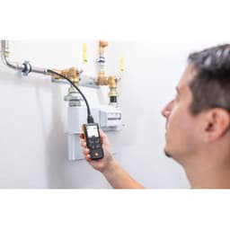 Testo-515EX-R เครื่องตรวจจับก๊าซรั่วและก๊าซไวไฟ  เครื่องตรวจจับการรั่วไหลแบบผสม สำหรับตรวจหารอยรั่วของสารทำความเย็นและก๊าซไวไฟ พร้อมใบรับรองมาตรฐาน ATEX  ตัวเครื่องสามารถตรวจจับการรั่วไหลได้ละเอียดถึง 1 กรัมต่อปี (1 g/a) ให้ความไวในการตรวจจับสูง พร้อมรักษาเสถียรภาพของเซนเซอร์ได้ในระยะยาว ช่วยให้มั่นใจในผลการตรวจวัดแม้ใช้งานต่อเนื่อง 