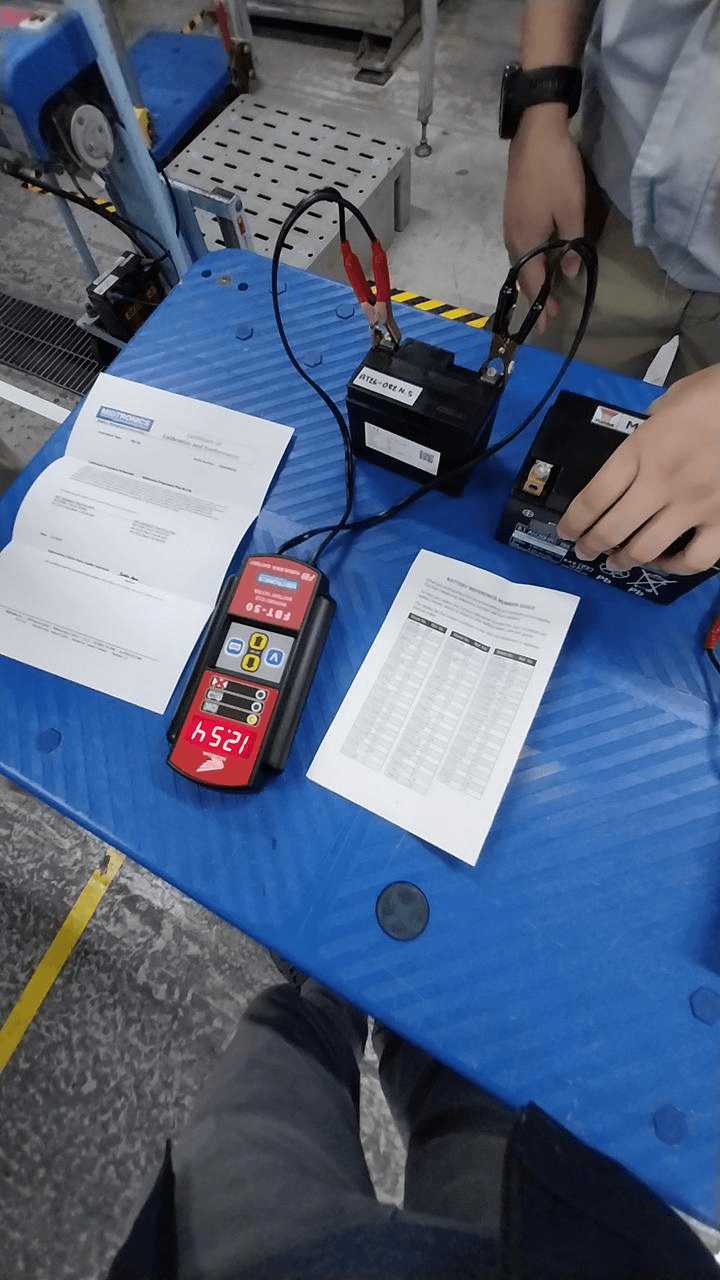 เครื่องทดสอบแบตเตอรี่ในรูปคือ Midtronics FBT-50-photo0