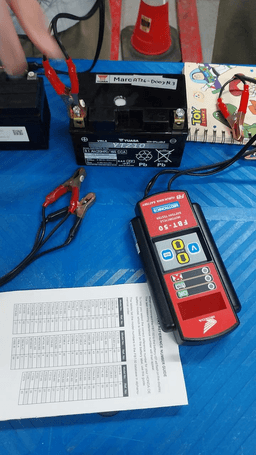 เครื่องทดสอบแบตเตอรี่ในรูปคือ Midtronics FBT-50_01-small-photo3