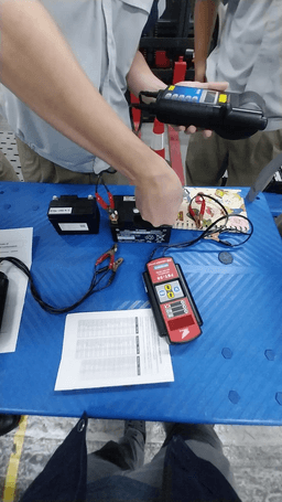 เครื่องทดสอบแบตเตอรี่ในรูปคือ Midtronics FBT-50_01-small-photo4