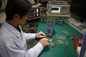 การวัดแรงดันไฟฟ้าด้วยมัลติมิเตอร์