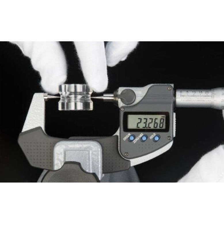 Mitutoyo M-342-251-30 Point Micrometer ไมโครมิเตอร์แบบดิจิตอล (25 - 50 mm) Point Micrometer ช่วงการวัด 0-25 mm. มีแกนวัด (spindle) และทั่งวัด (anvil) ปลายแหลม สำหรับวัดความหนาเว็บของดอกสว่าน ร่องขนาดเล็ก ร่องลิ่ม (keyway) และมิติอื่น ๆ ที่เข้าถึงได้ยาก
