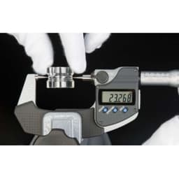 Mitutoyo M-342-251-30 Point Micrometer ไมโครมิเตอร์แบบดิจิตอล (25 - 50 mm) Point Micrometer ช่วงการวัด 0-25 mm. มีแกนวัด (spindle) และทั่งวัด (anvil) ปลายแหลม สำหรับวัดความหนาเว็บของดอกสว่าน ร่องขนาดเล็ก ร่องลิ่ม (keyway) และมิติอื่น ๆ ที่เข้าถึงได้ยาก