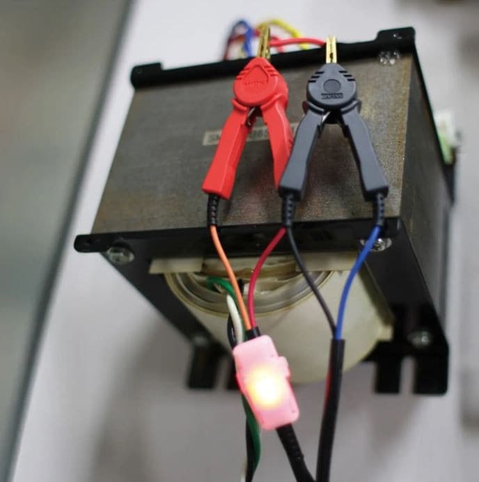 HIOKI L2105 เป็นอุปกรณ์เสริมสำหรับแสดงผลการตัดสิน (Comparator) ของ Hioki โดยเชื่อมต่อเข้ากับช่อง COMP.OUT ของเครื่องมือที่รองรับ
