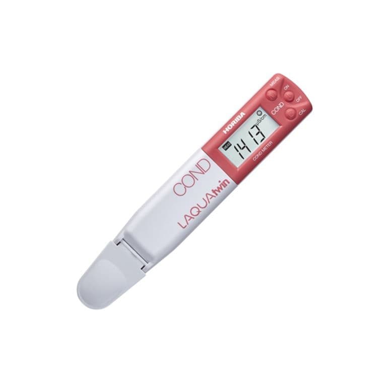 Horiba EC22 เครื่องวัดค่านำไฟฟ้า เครื่องวัดค่าการนำไฟฟ้า (Conductivity Meter) แบบพกพา ที่สามารถวัดตัวอย่างได้โดยตรง ใช้ปริมาณตัวอย่างเพียง 0.12 มิลลิลิตร เท่านั้น ไม่จำเป็นต้องใช้บีกเกอร์ (Beaker) ในการสอบเทียบ (Calibration) หรือวัดตัวอย่าง เพียงหยดสารมาตรฐานหรือสารตัวอย่างลงบนเซนเซอร์ไม่กี่หยด ก็สามารถวัดค่าได้ทันที ช่วยประหยัดเวลาและลดการสูญเสียตัวอย่างที่มีค่า