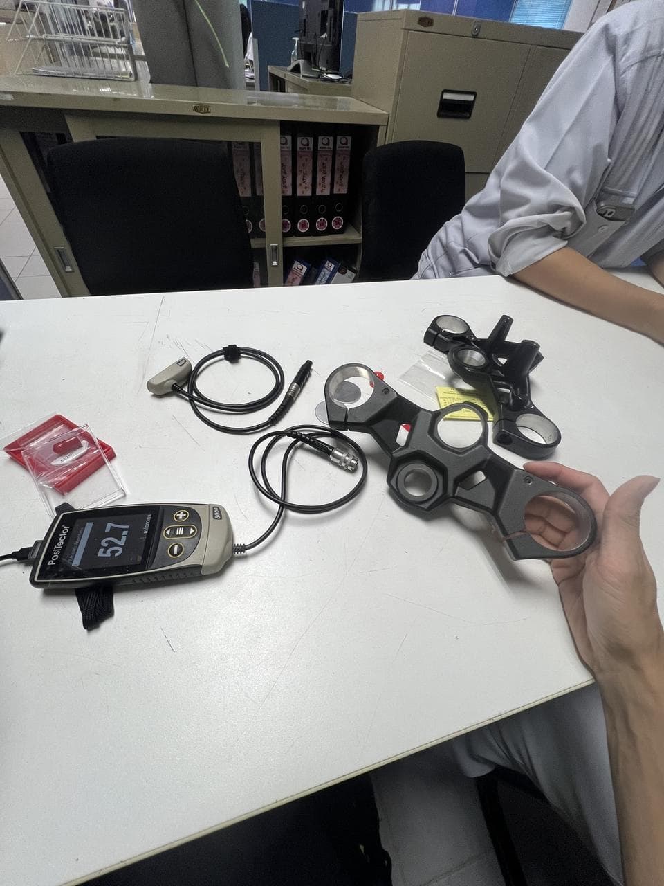 สาธิตเครื่องวัดความหนาสีบนชิ้นงานอะลูมิเนียม